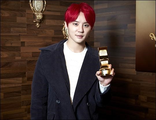 Junsu with Golden Ticket Award for L Death Note Musical