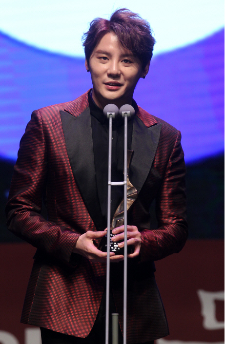 Jun-Su Kim L Death Note Musical Best Musical at eDaily Culture Awards Feb 2016